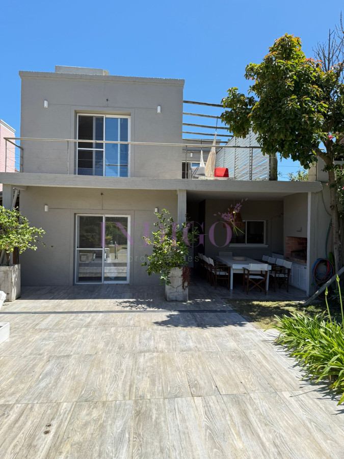 Casa Ref.1345 - Casa en alquiler La Barra, 4 dorm y dependencia de servicio.