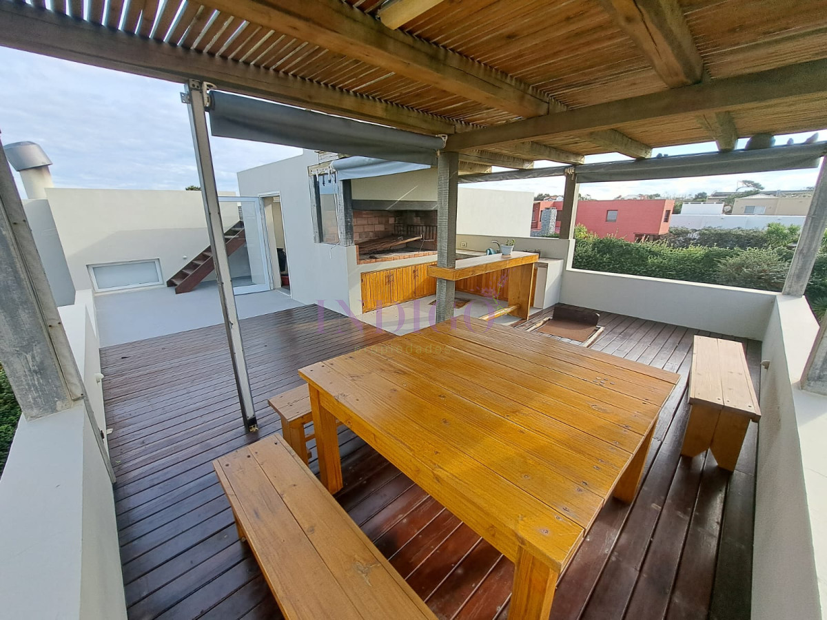 Casa Ref.287 - Hermosa, aplia y luminosos casa en Tio Tom en Venta. Amplios ambientes, piscina, parrillero, canchas y buenas vistas!