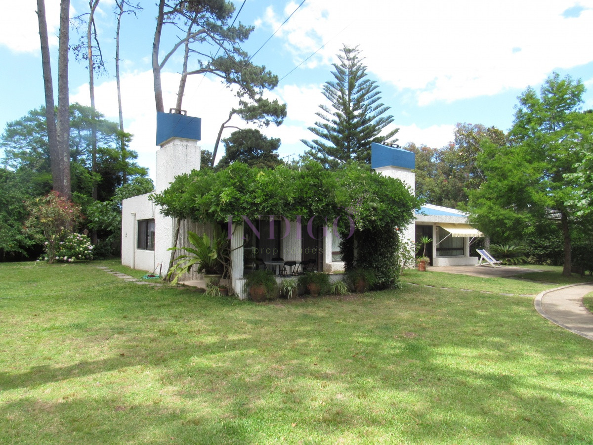 Casa Ref.785 - Amplia casa en Deuville, muy tranquilo! 4 dormitorios y 3 Baños, Parrillero y Garaje!