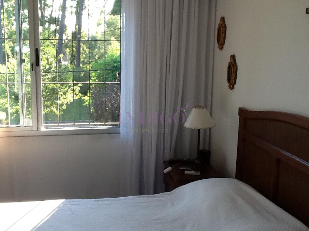 Casa Ref.257 -  Muy linda casa en alquiler en playa Mansa, 4 dormitorios .