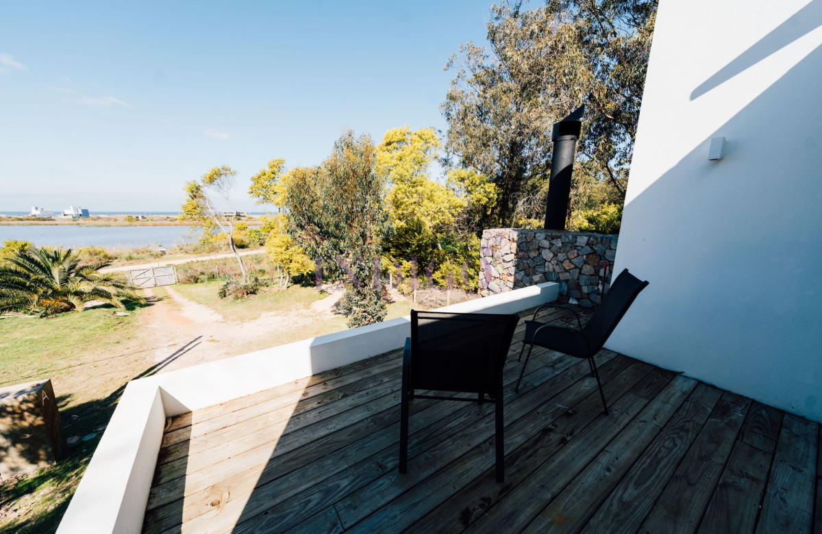 Casa Ref.891 - Casa en  venta Santa Mónica en frente a la Laguna, 2 dormitorios 2 baños