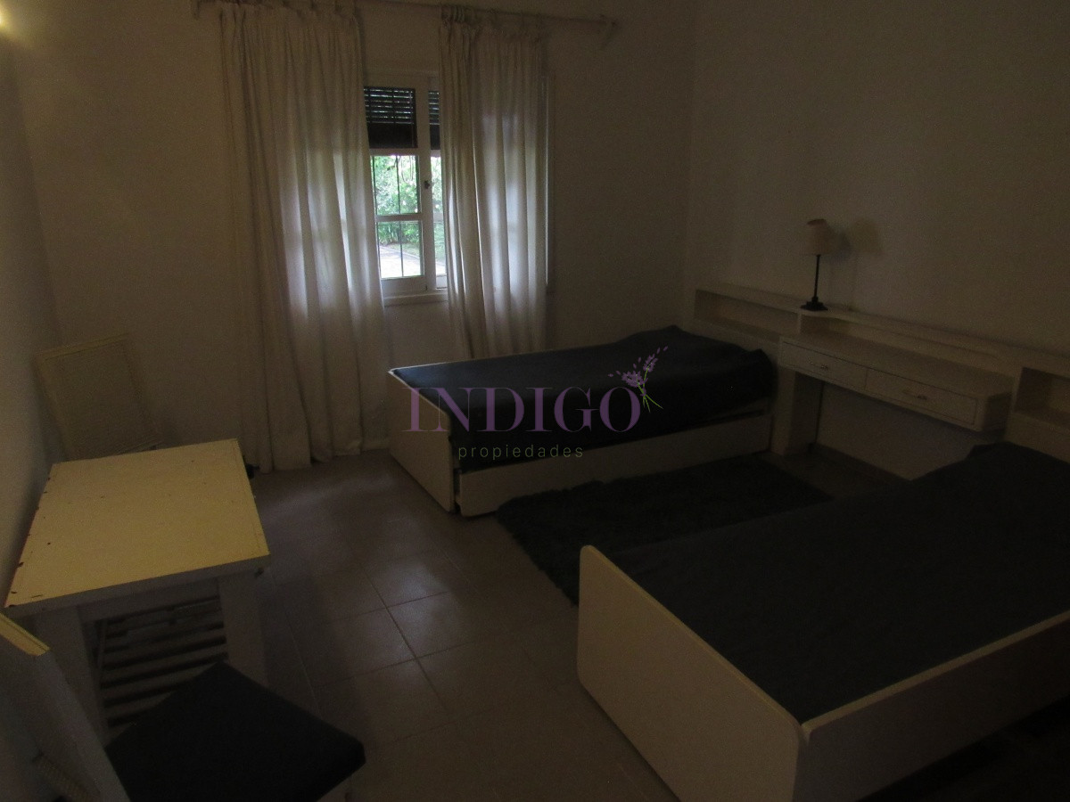 Casa Ref.785 - Amplia casa en Deuville, muy tranquilo! 4 dormitorios y 3 Baños, Parrillero y Garaje!