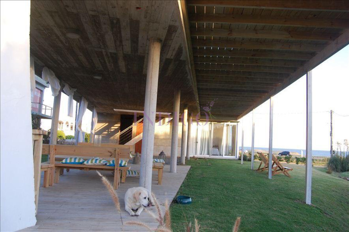 Casa Ref.511 - Punta Piedras en venta, excepcional propiedad construida por el arquitecto Martin Gomez.