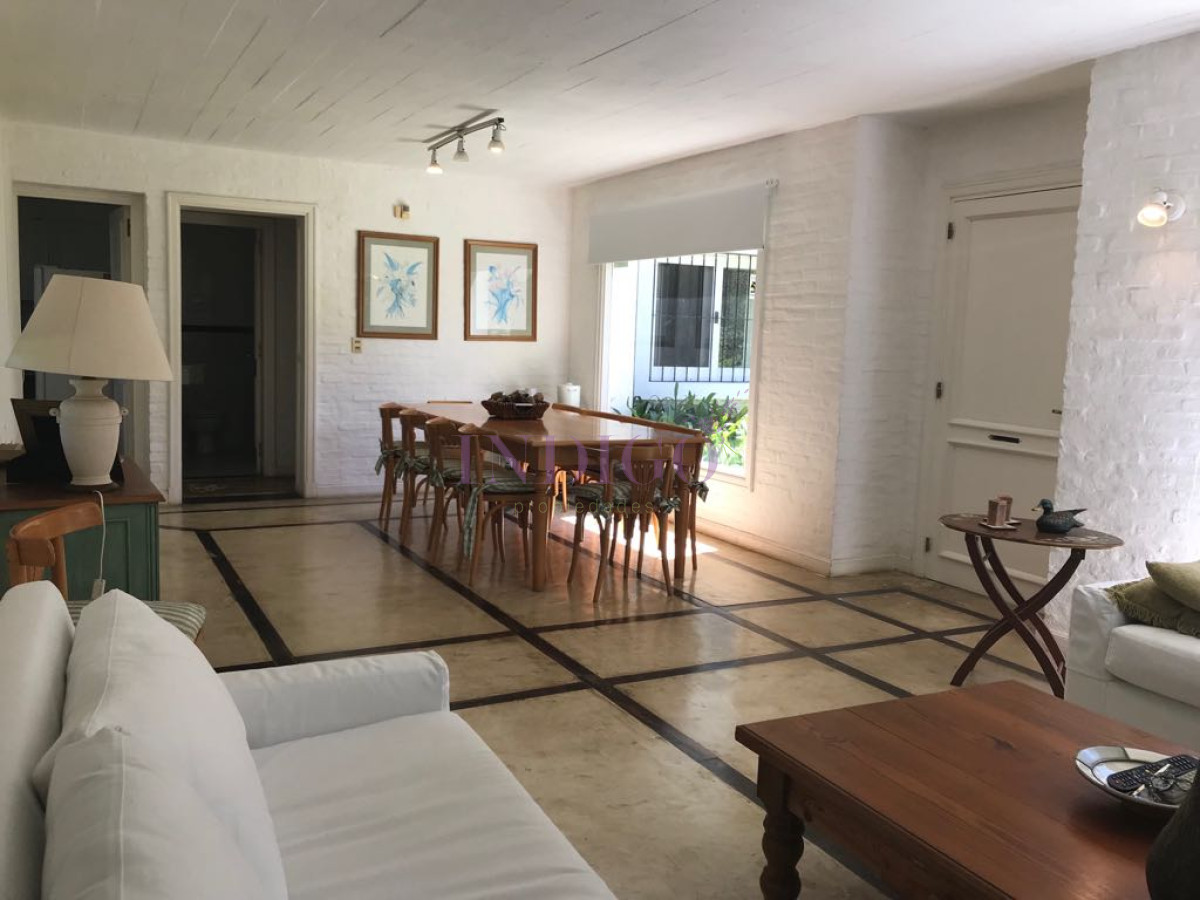 Casa Ref.189 - Casa en alquiler a pasitos de la playa Brava, 3 dormitorios mas dependencia de servicio.