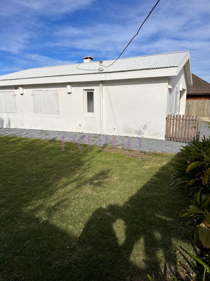 Casa Ref.155 - Muy buena casa en alquiler en Punta Piedras, 3 dormitorios más dependencia de servicio.