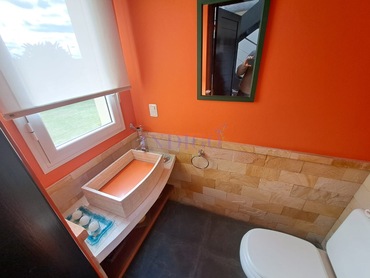 Casa Ref.287 - Hermosa, aplia y luminosos casa en Tio Tom en Venta. Amplios ambientes, piscina, parrillero, canchas y buenas vistas!