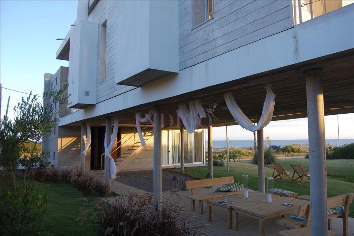 Casa Ref.511 - Punta Piedras en venta, excepcional propiedad construida por el arquitecto Martin Gomez.