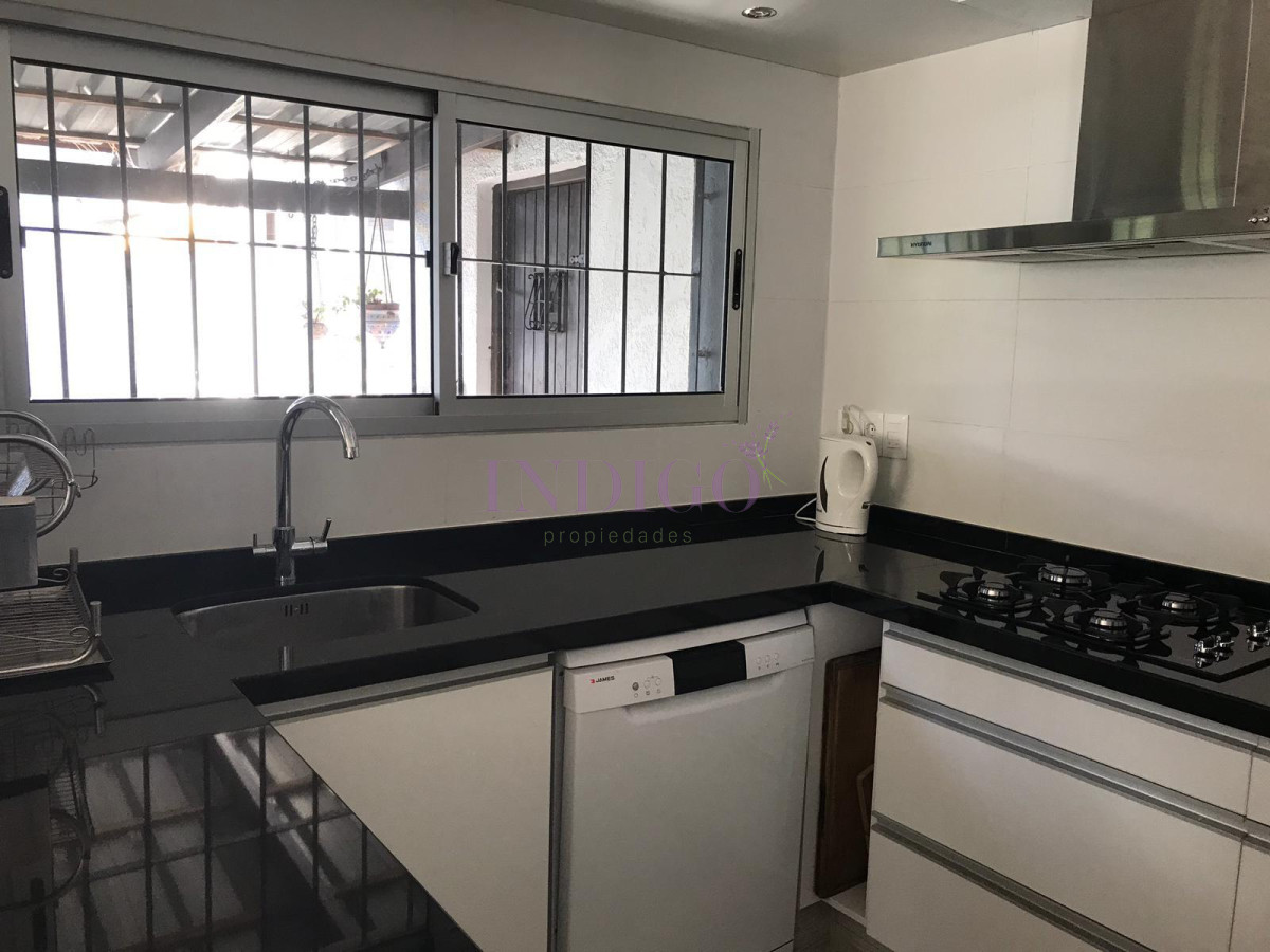 Casa Ref.257 -  Muy linda casa en alquiler en playa Mansa, 4 dormitorios .
