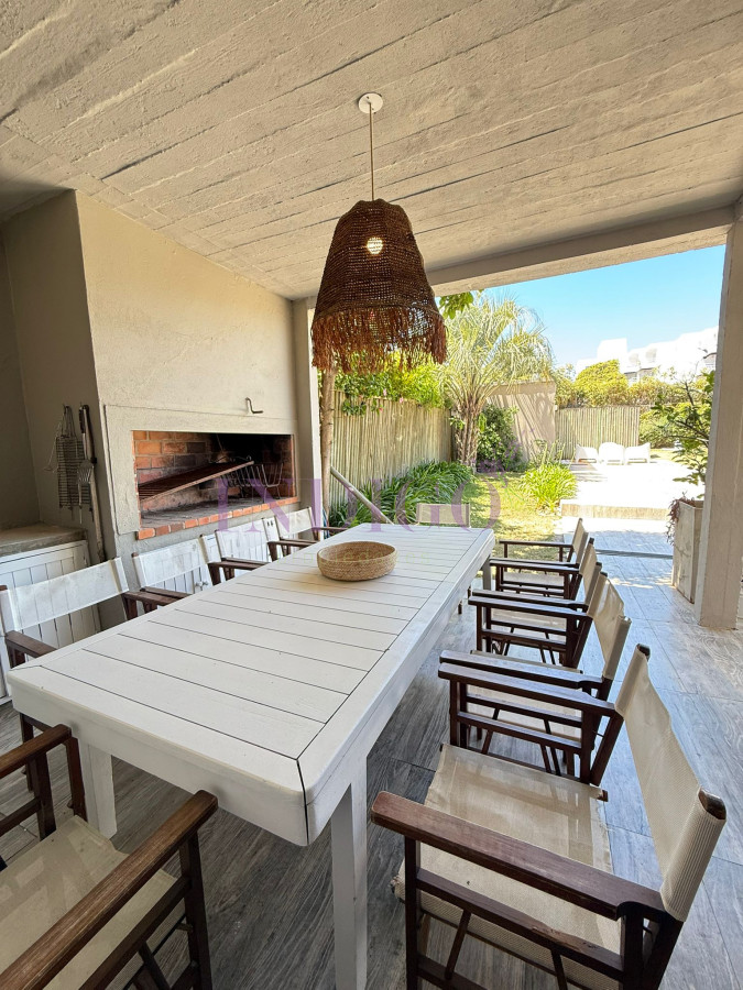 Casa Ref.1345 - Casa en alquiler La Barra, 4 dorm y dependencia de servicio.