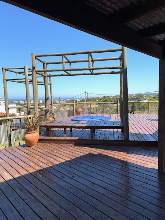 Casa Ref.739 - Amplio quincho con vistas al mar, 3 dormitorios con dependencia y un gran parillero