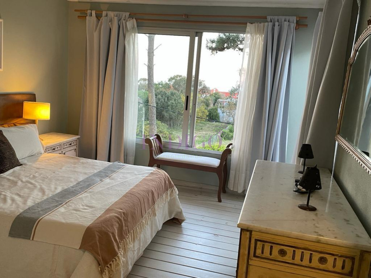 Casa Ref.473 - Venta y alquiler en pleno Montoya, casa de 6 dormitorios mas servicio.