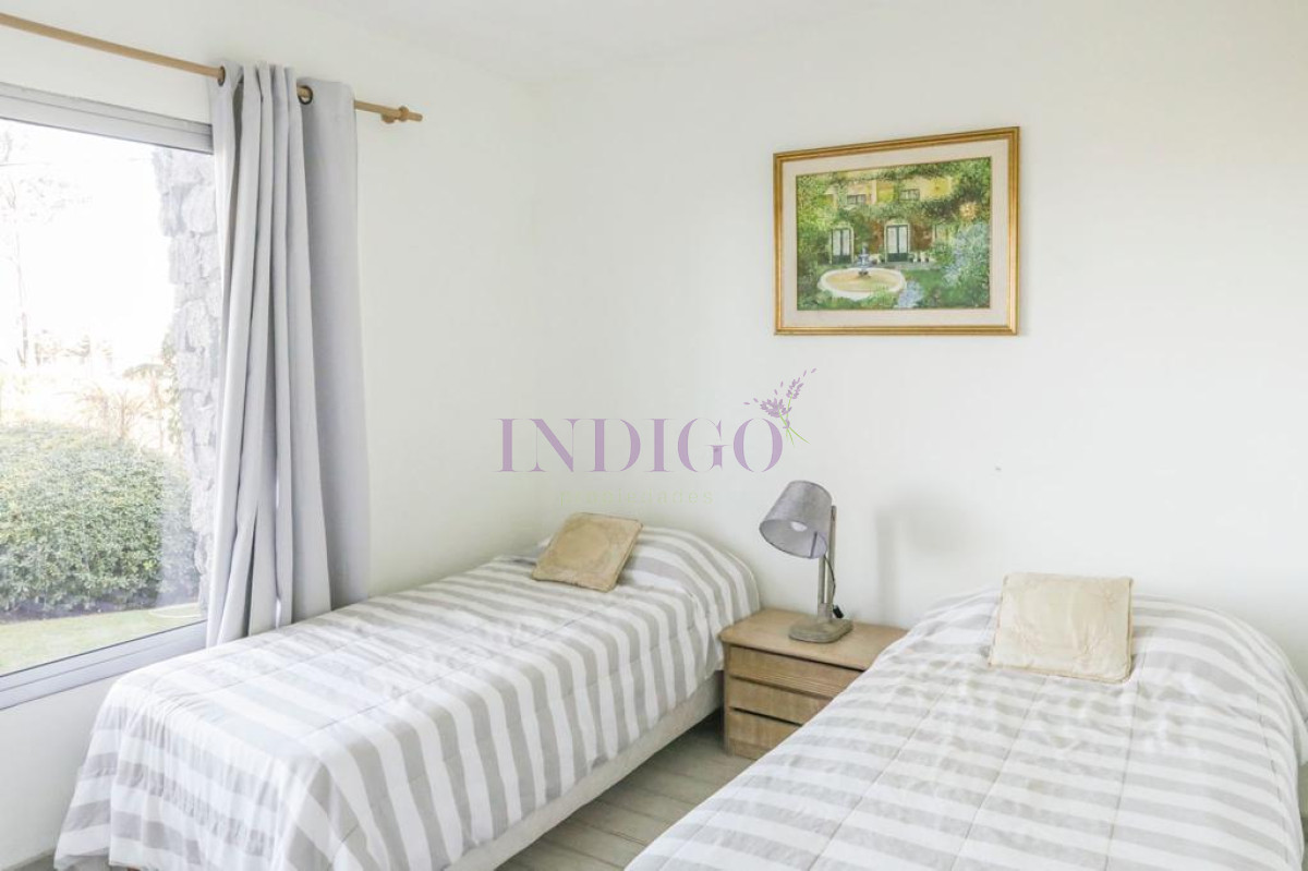 Casa Ref.473 - Venta y alquiler en pleno Montoya, casa de 6 dormitorios mas servicio.