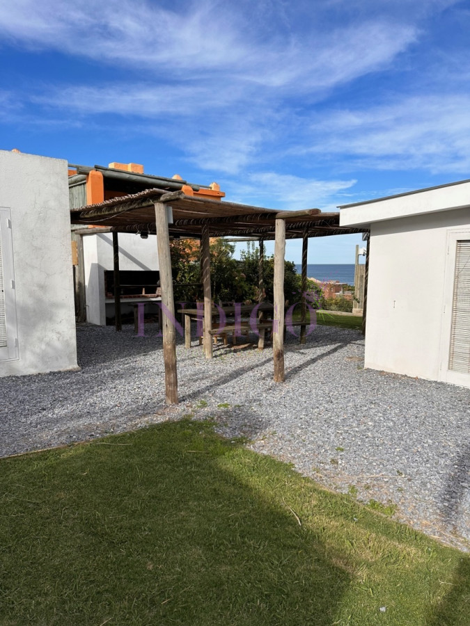 Casa Ref.155 - Muy buena casa en alquiler en Punta Piedras, 3 dormitorios más dependencia de servicio.