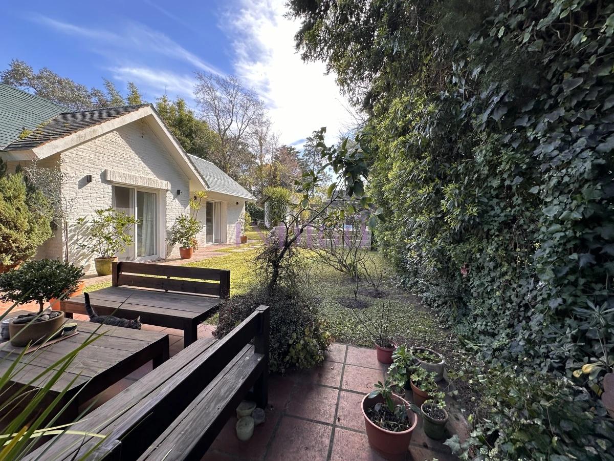 Casa Ref.1245 - Casa en venta , San Rafael, 4 dorm y dependencia, con piscina y parrillero.