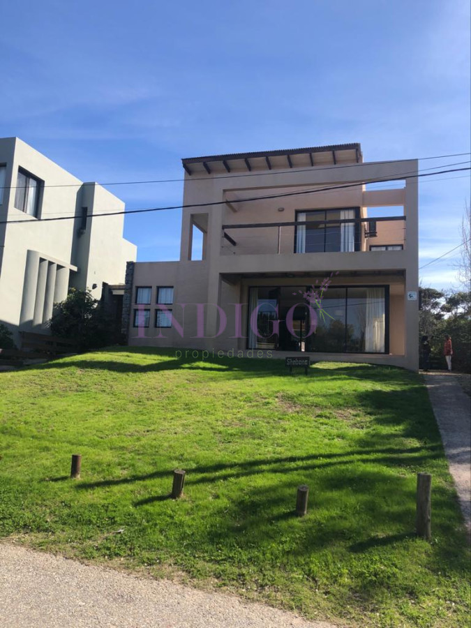 Casa Ref.568 - Venta y alquiler en Montoya a mts de ruta 10.