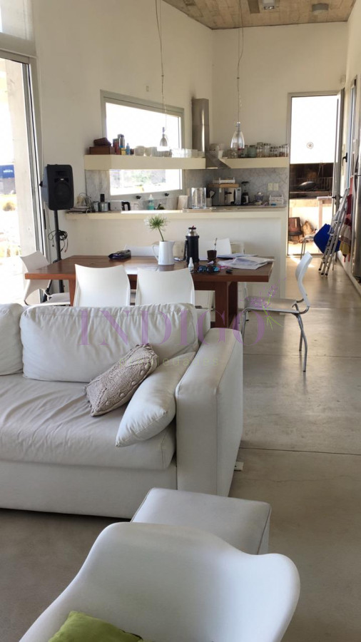 Casa Ref.511 - Punta Piedras en venta, excepcional propiedad construida por el arquitecto Martin Gomez.