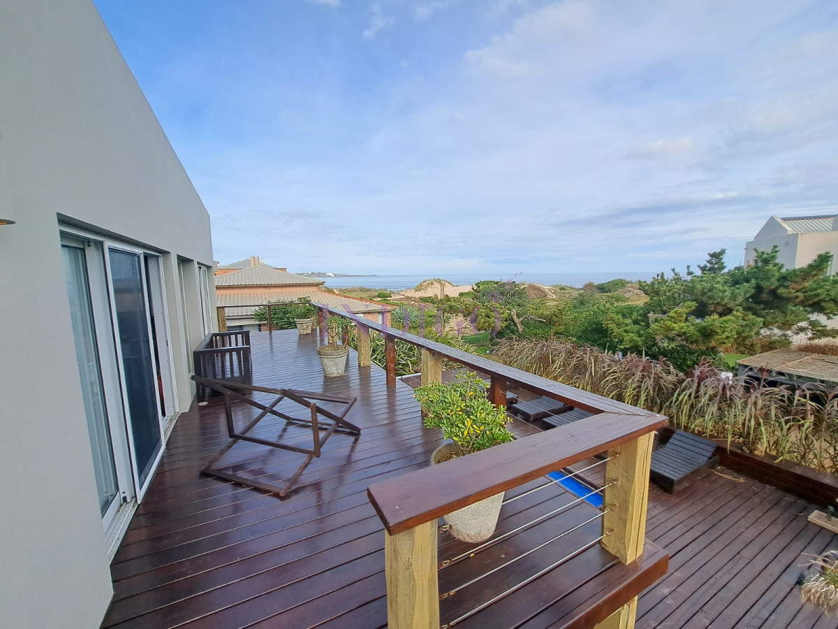Casa Ref.287 - Hermosa, aplia y luminosos casa en Tio Tom en Venta. Amplios ambientes, piscina, parrillero, canchas y buenas vistas!