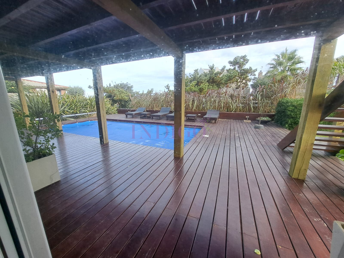 Casa Ref.287 - Hermosa, aplia y luminosos casa en Tio Tom en Venta. Amplios ambientes, piscina, parrillero, canchas y buenas vistas!