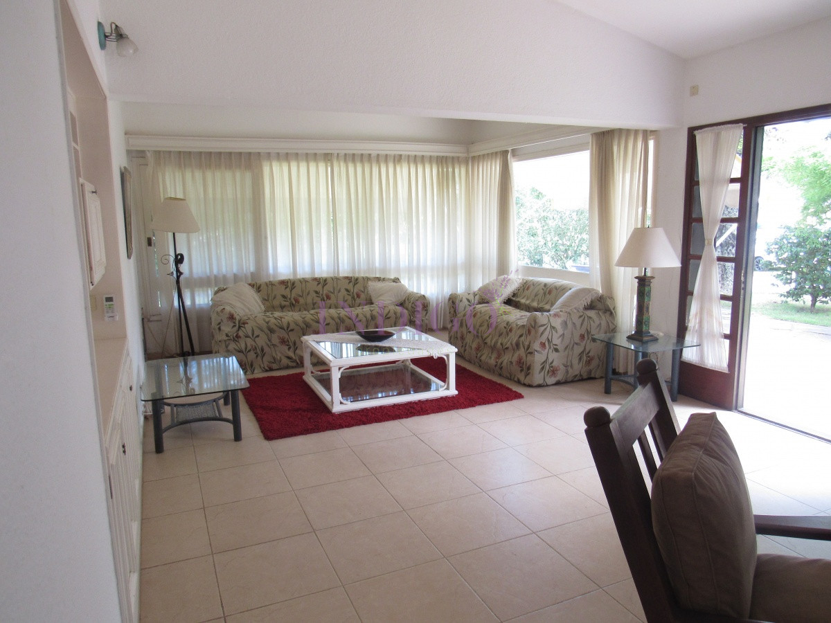 Casa Ref.785 - Amplia casa en Deuville, muy tranquilo! 4 dormitorios y 3 Baños, Parrillero y Garaje!