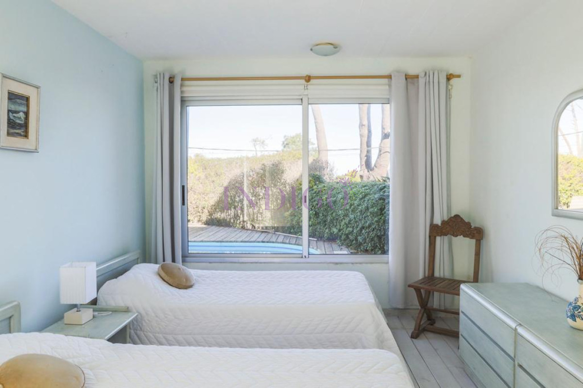 Casa Ref.473 - Venta y alquiler en pleno Montoya, casa de 6 dormitorios mas servicio.