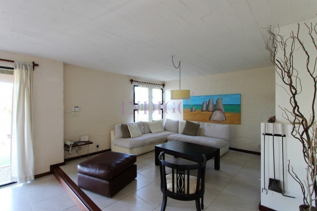 Casa Ref.568 - Venta y alquiler en Montoya a mts de ruta 10.