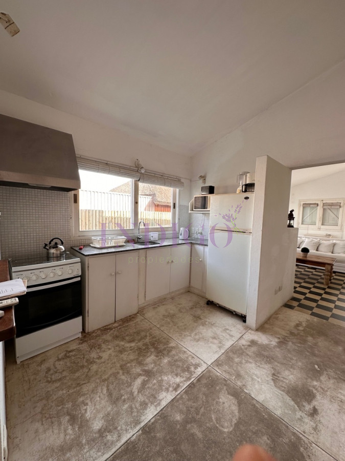 Casa Ref.155 - Muy buena casa en alquiler en Punta Piedras, 3 dormitorios más dependencia de servicio.