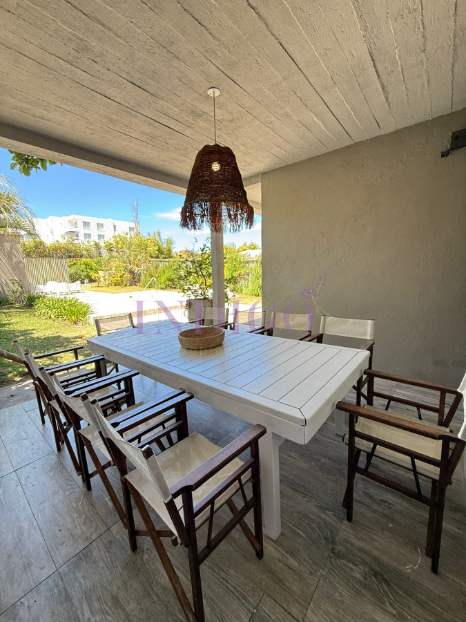 Casa Ref.1345 - Casa en alquiler La Barra, 4 dorm y dependencia de servicio.