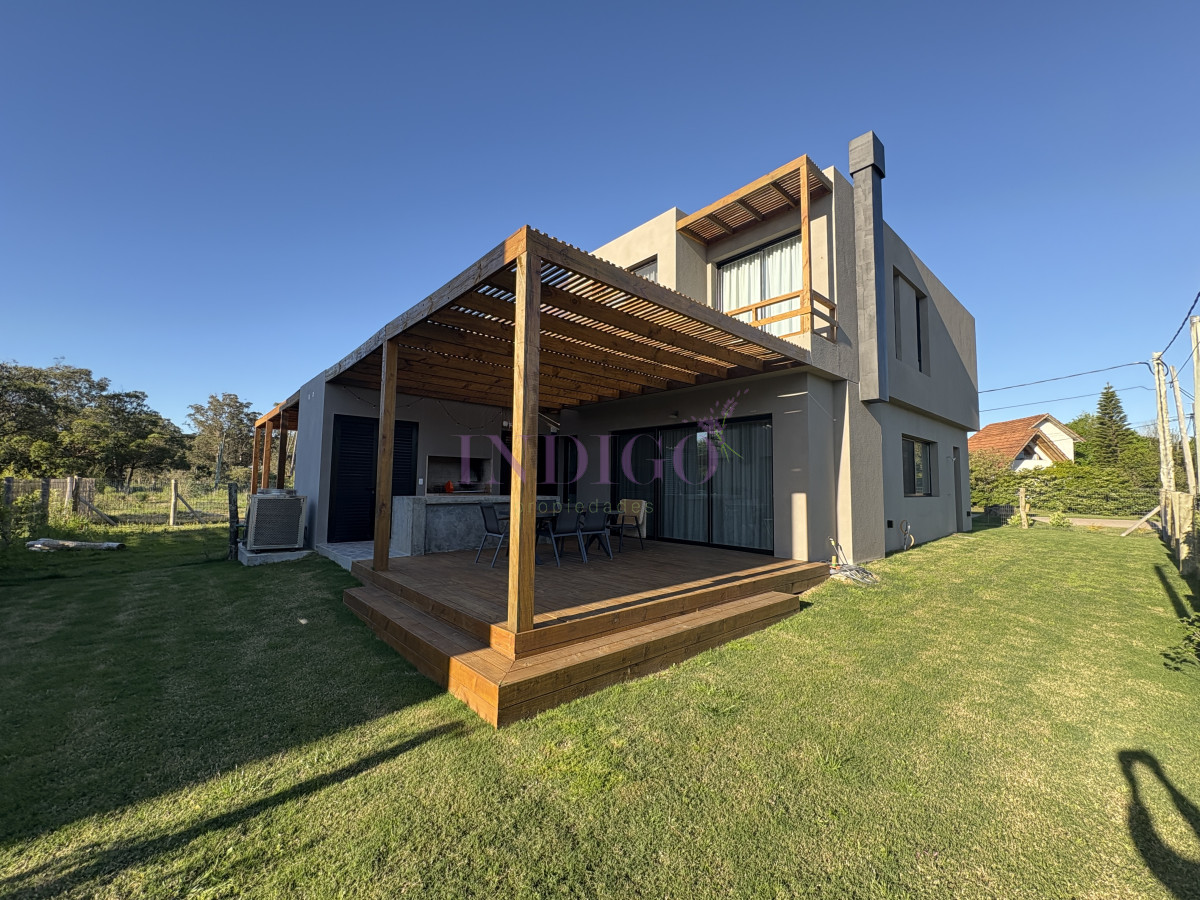 Casa Ref.1343 - Casa en alquiler La barra, 3 dorm, 3 baños, parrillero.