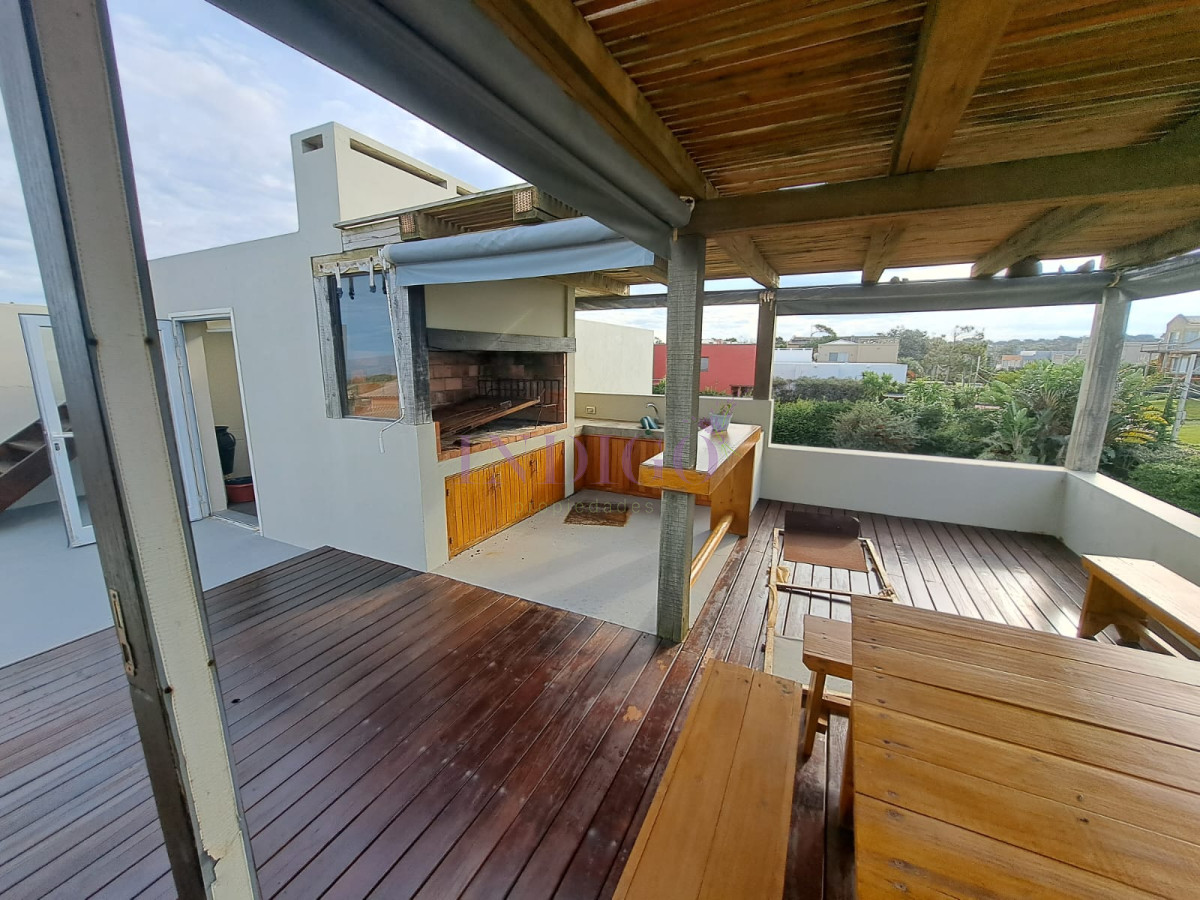 Casa Ref.287 - Hermosa, aplia y luminosos casa en Tio Tom en Venta. Amplios ambientes, piscina, parrillero, canchas y buenas vistas!