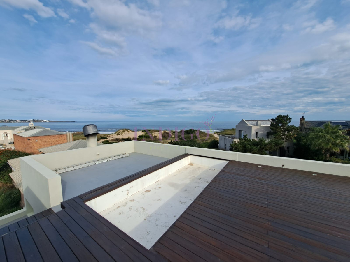 Casa Ref.287 - Hermosa, aplia y luminosos casa en Tio Tom en Venta. Amplios ambientes, piscina, parrillero, canchas y buenas vistas!