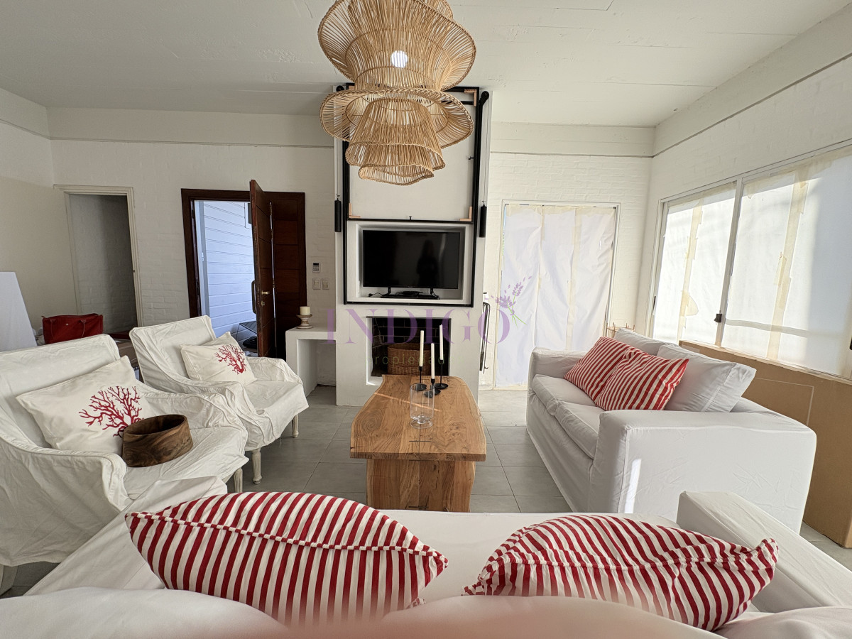 Casa Ref.1345 - Casa en alquiler La Barra, 4 dorm y dependencia de servicio.