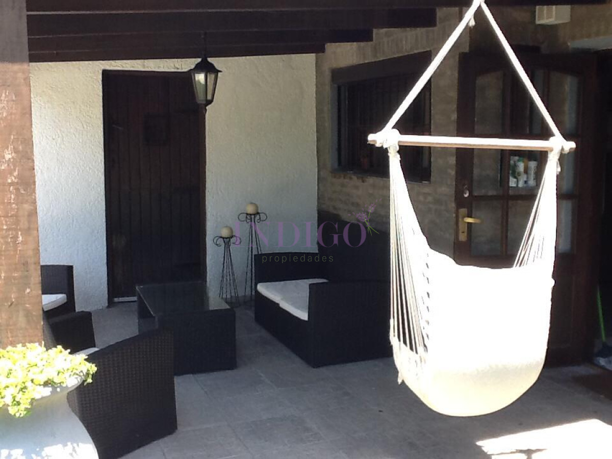 Casa Ref.257 -  Muy linda casa en alquiler en playa Mansa, 4 dormitorios .