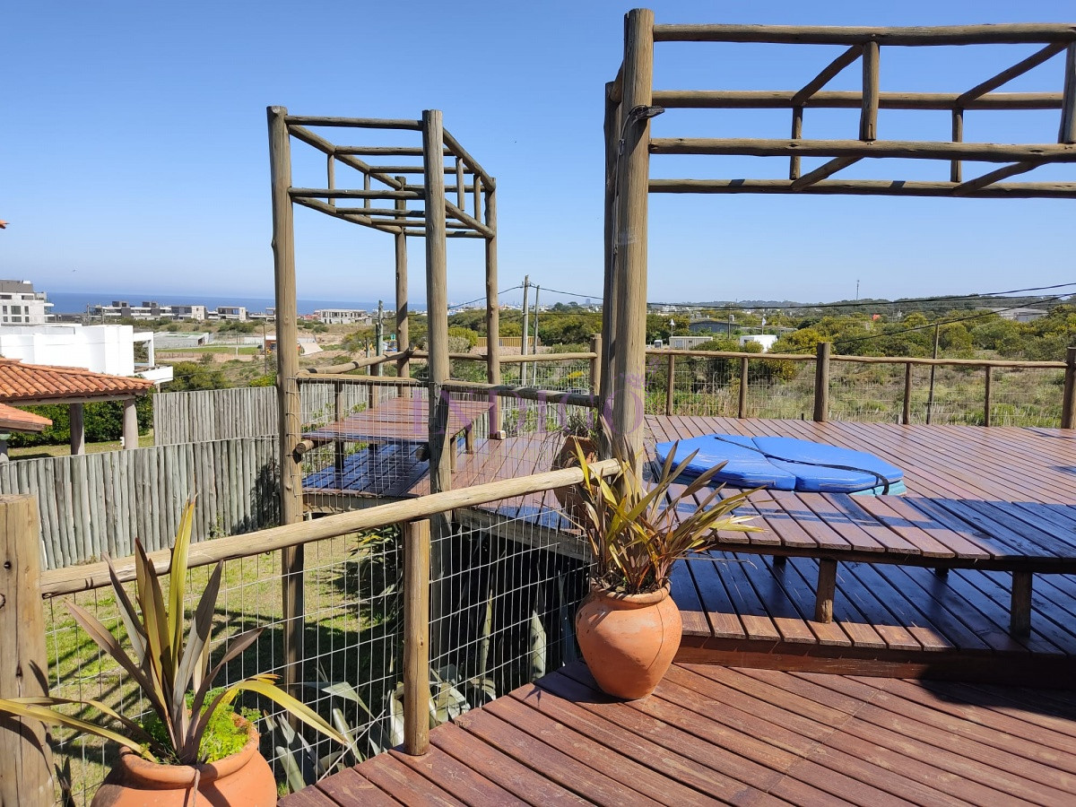 Casa Ref.739 - Amplio quincho con vistas al mar, 3 dormitorios con dependencia y un gran parillero