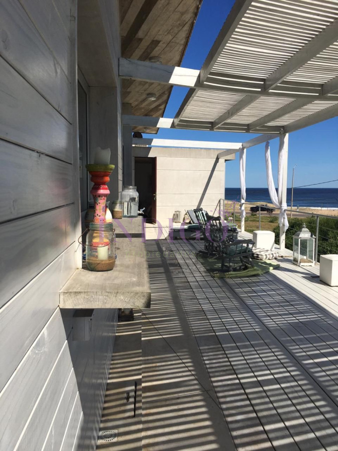 Casa Ref.511 - Punta Piedras en venta, excepcional propiedad construida por el arquitecto Martin Gomez.