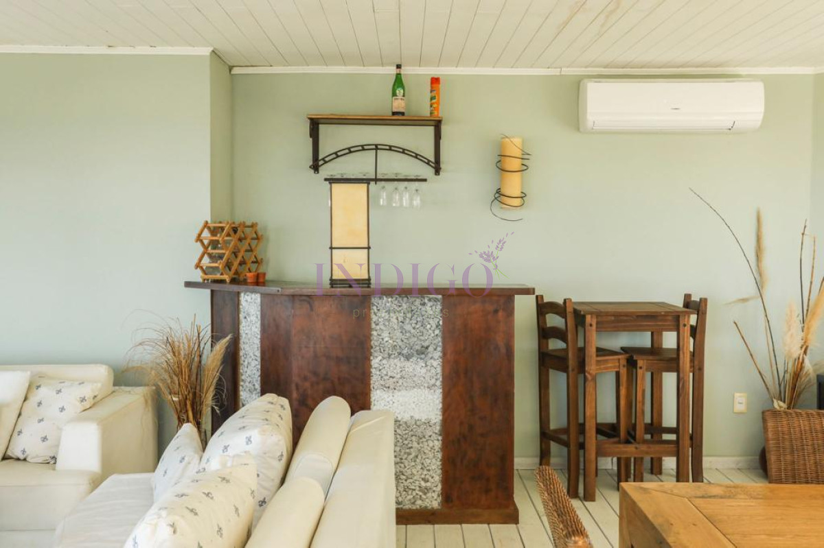 Casa Ref.473 - Venta y alquiler en pleno Montoya, casa de 6 dormitorios mas servicio.