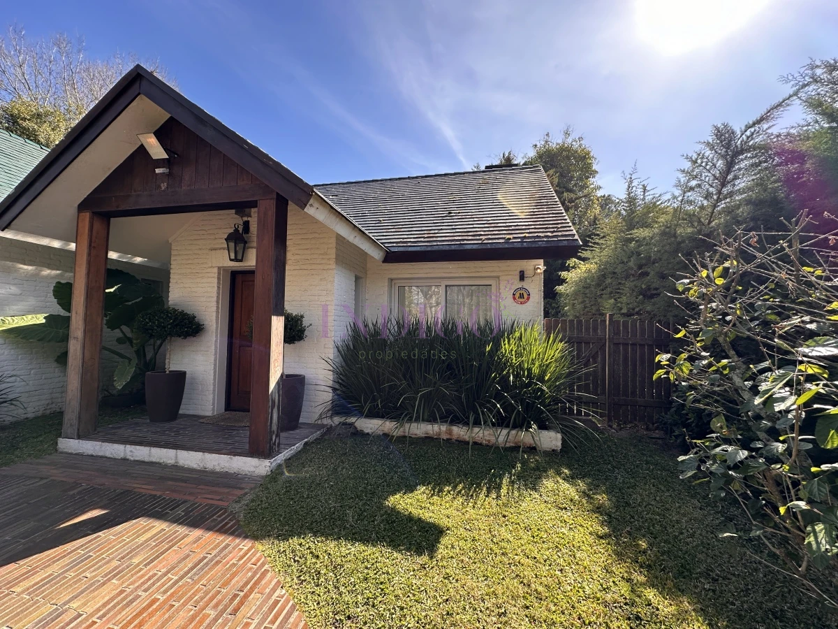 Casa Ref.1245 - Casa en venta , San Rafael, 4 dorm y dependencia, con piscina y parrillero.