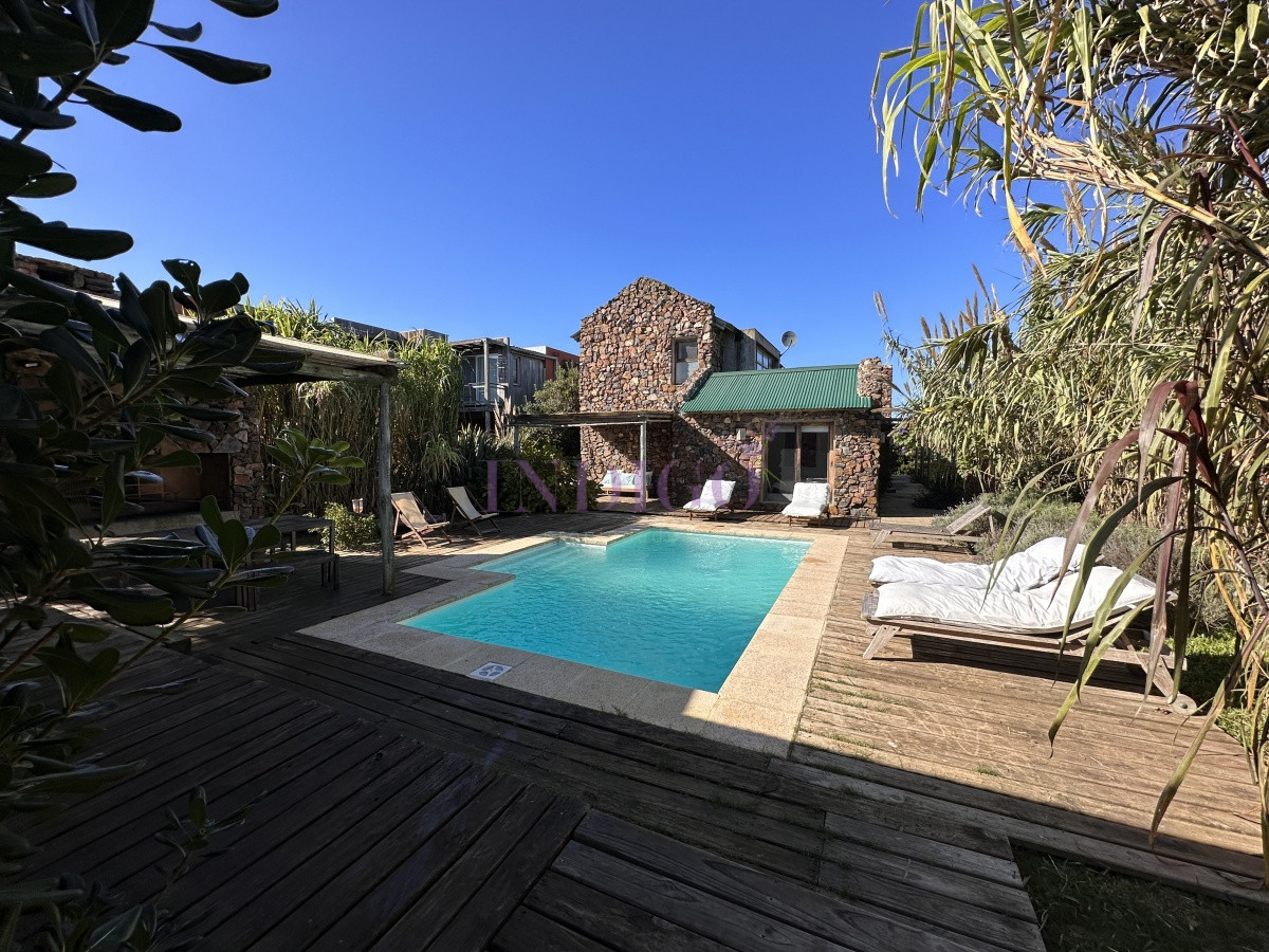 Casa Ref.21 - Casa en Punta Piedras con 3 Dormitorios, Venta y Alquiler.