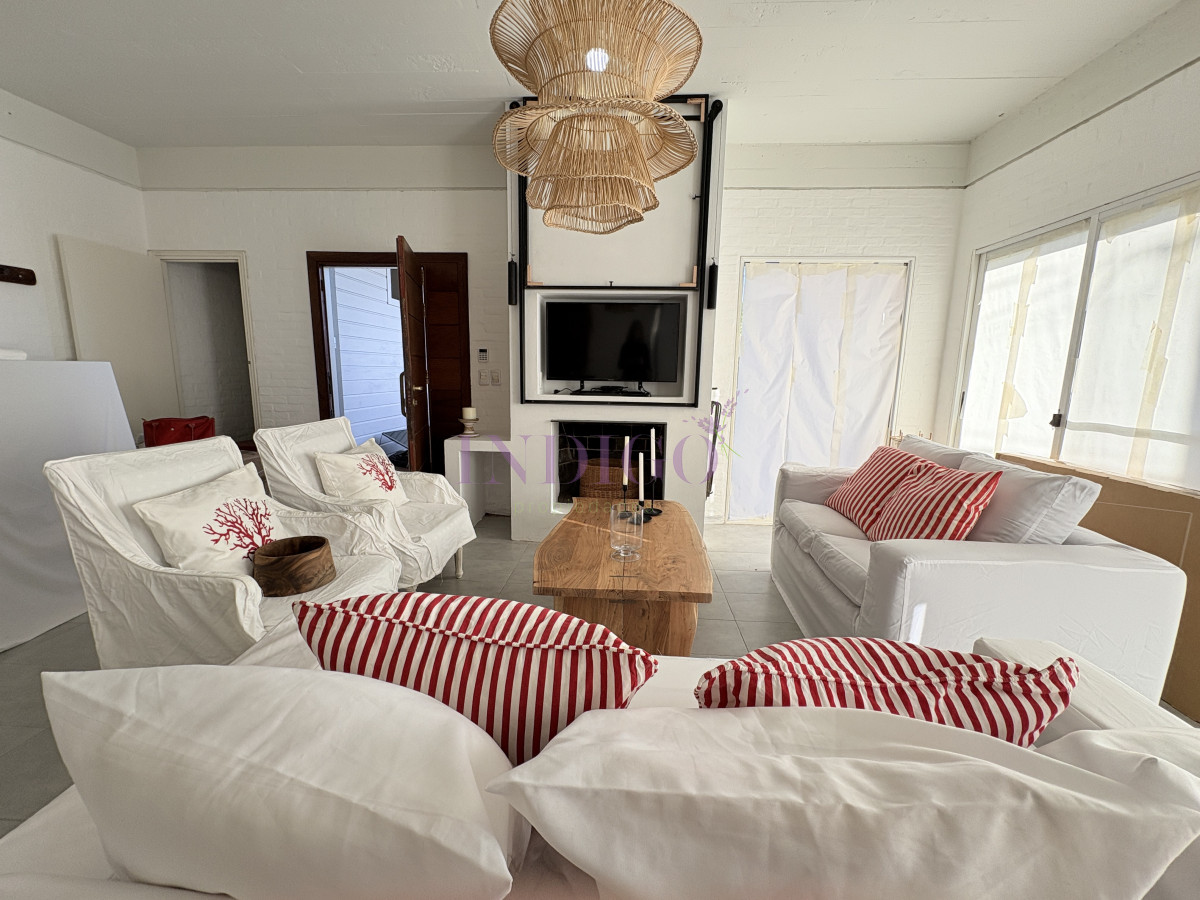 Casa Ref.1345 - Casa en alquiler La Barra, 4 dorm y dependencia de servicio.