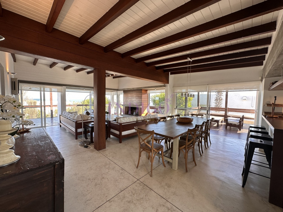 Casa Ref.339 - Espectacular casa en venta y alquiler con toda la vista al mar en la zona mas exclusiva de Punta del Este.