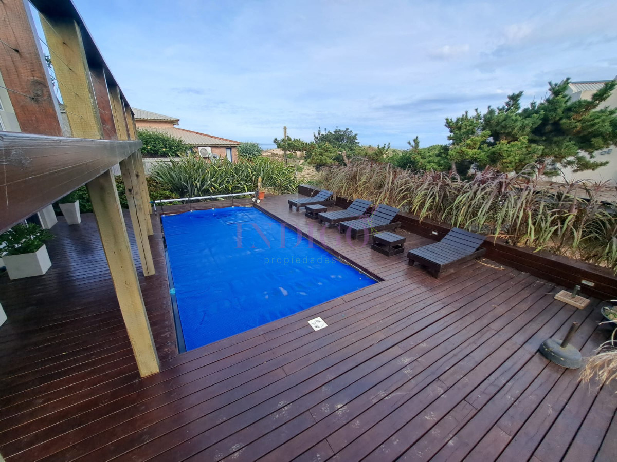 Casa Ref.287 - Hermosa, aplia y luminosos casa en Tio Tom en Venta. Amplios ambientes, piscina, parrillero, canchas y buenas vistas!