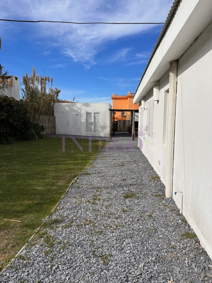 Casa Ref.155 - Muy buena casa en alquiler en Punta Piedras, 3 dormitorios más dependencia de servicio.