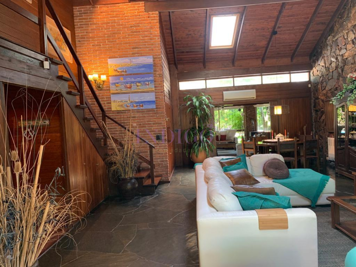 Casa Ref.12 - Casa en venta Avenida Roosevelt, Punta del Este 4 dormitorios .