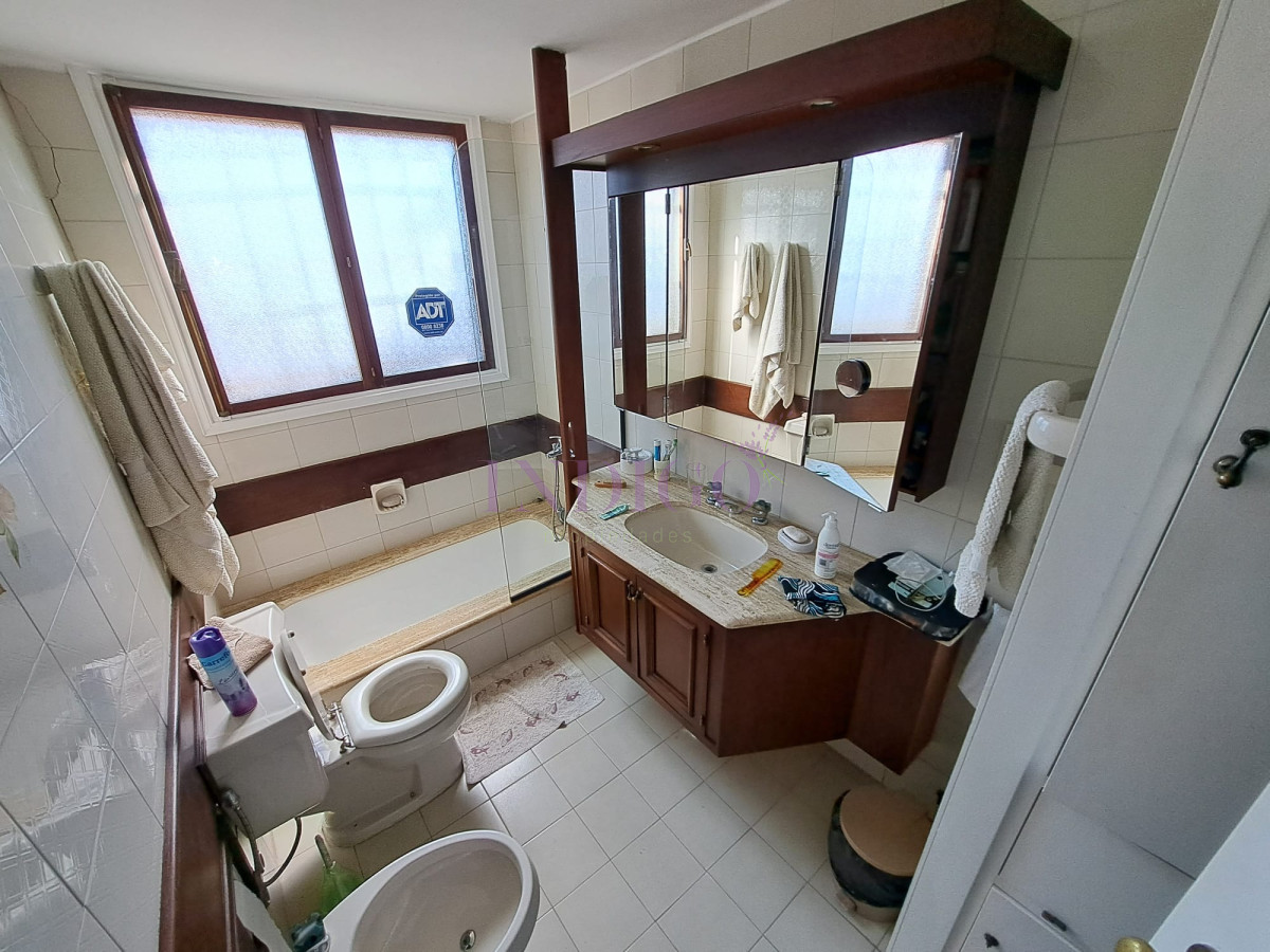 Casa Ref.982 - Amplia casa en las paradas, vasto jardín con muy buen parrillero y a metros del mar! Ideal para veranear!