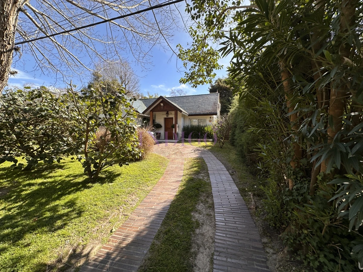 Casa Ref.1245 - Casa en venta , San Rafael, 4 dorm y dependencia, con piscina y parrillero.