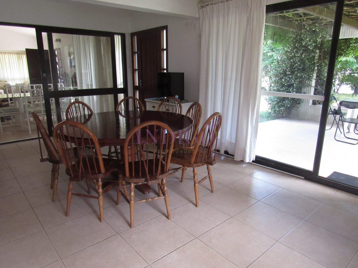 Casa Ref.785 - Amplia casa en Deuville, muy tranquilo! 4 dormitorios y 3 Baños, Parrillero y Garaje!