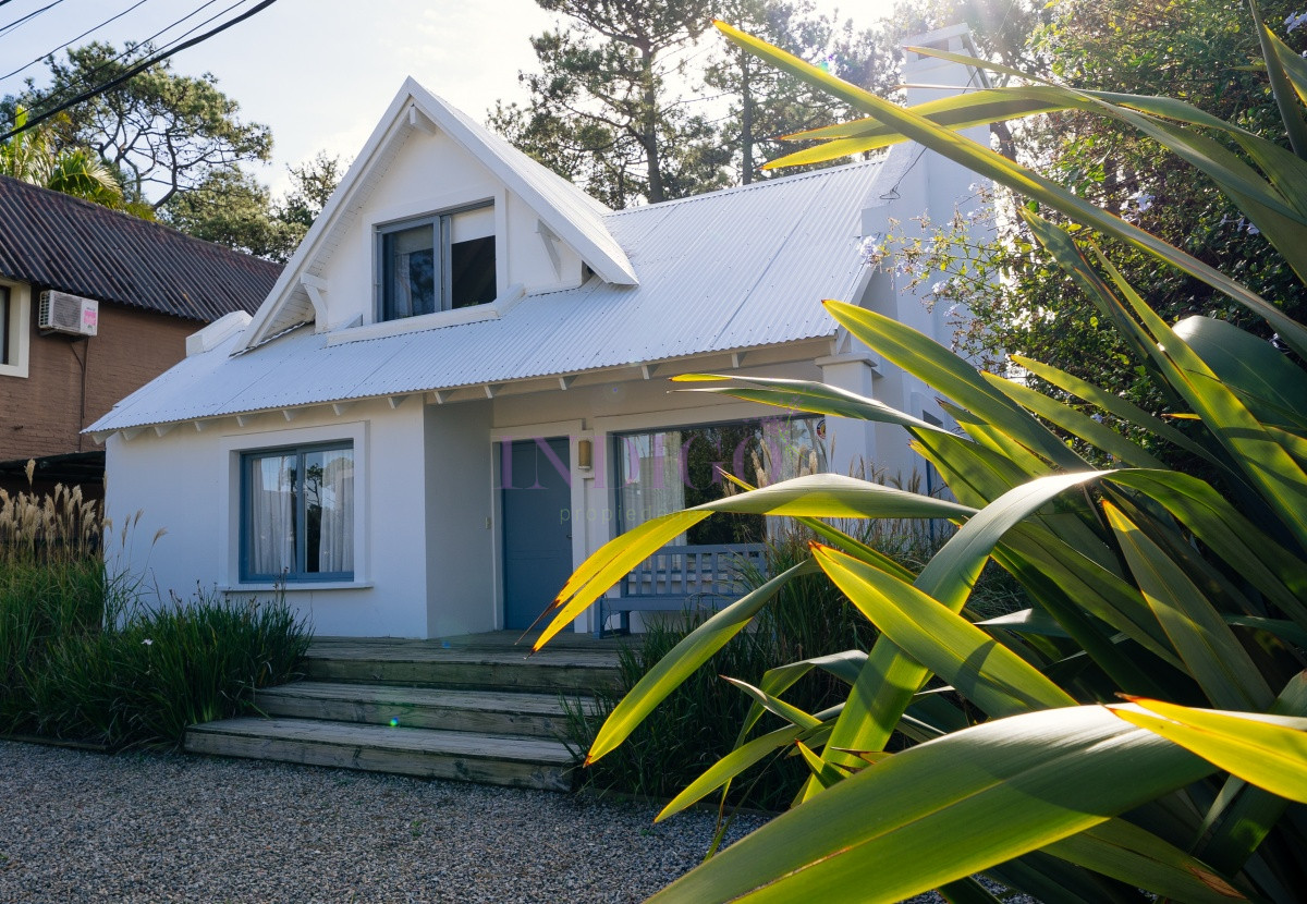 Casa Ref.808 - Casa 4 Dormitorios, 3 baños, piscina y parrillero, con dependencia!