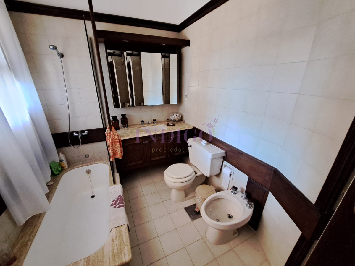 Casa Ref.982 - Amplia casa en las paradas, vasto jardín con muy buen parrillero y a metros del mar! Ideal para veranear!