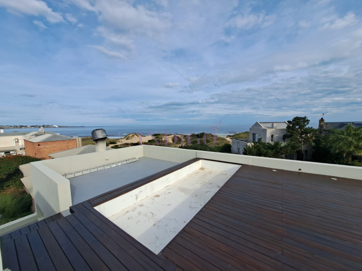 Casa Ref.287 - Hermosa, aplia y luminosos casa en Tio Tom en Venta. Amplios ambientes, piscina, parrillero, canchas y buenas vistas!