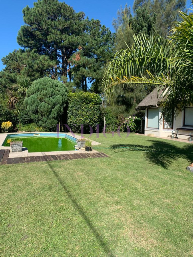 Casa Ref.838 - Casa en Venta, 3 Dormitorios, Piscina y Parrillero
