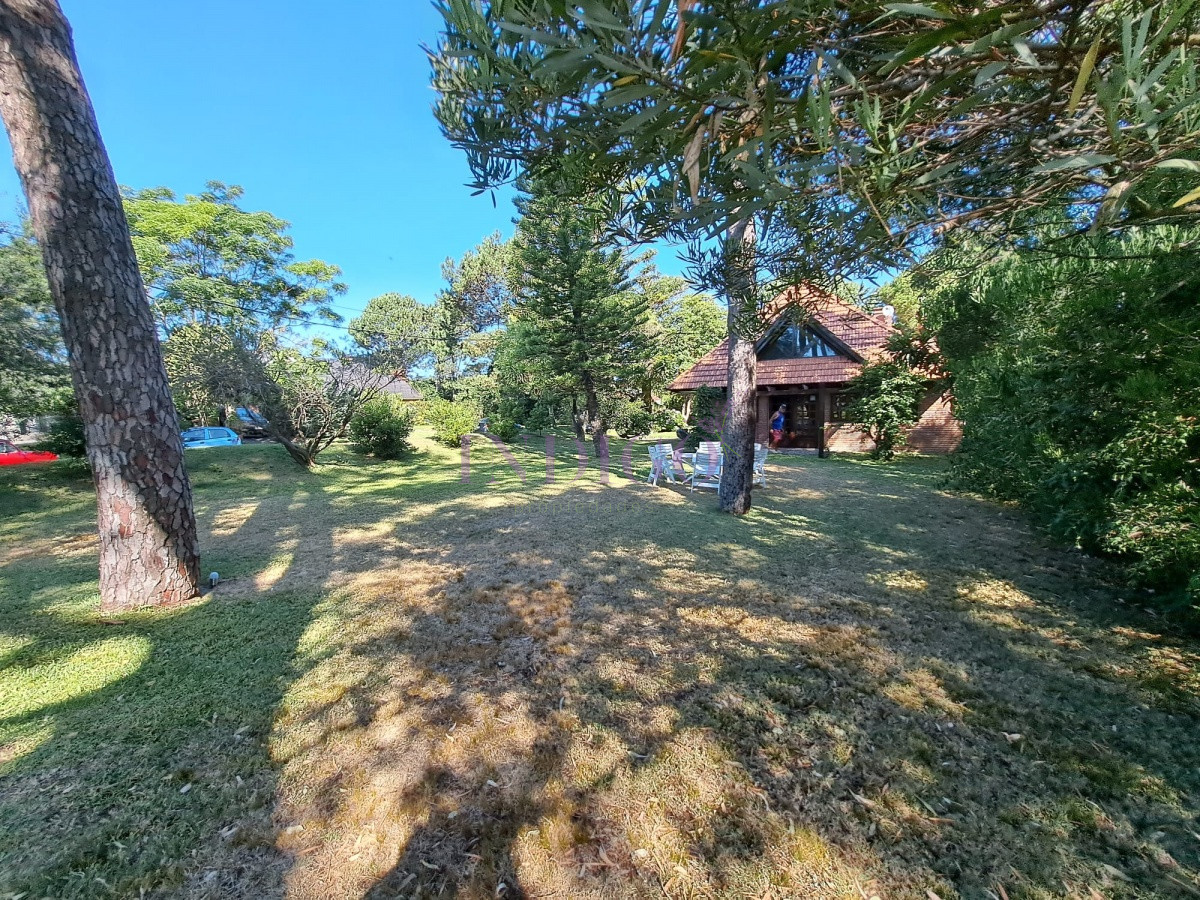 Casa Ref.982 - Amplia casa en las paradas, vasto jardín con muy buen parrillero y a metros del mar! Ideal para veranear!